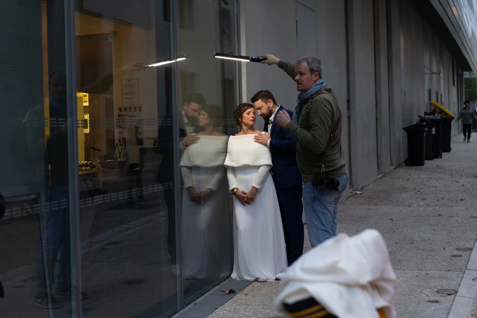 Anthony Lemoine dirigeant un couple lors d'un workshop photo